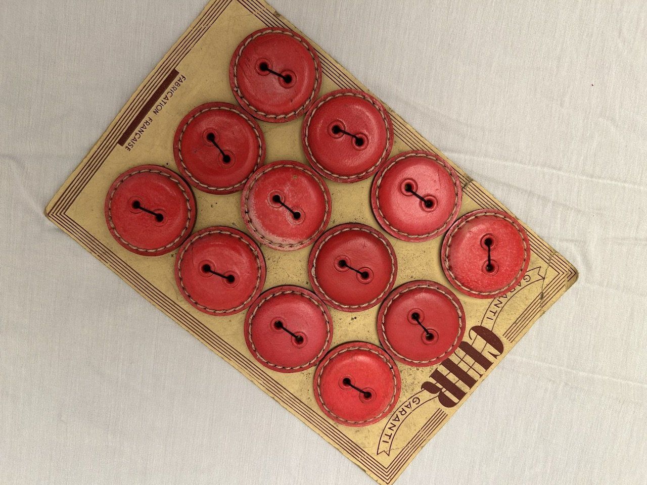 12 Boutons en cuir rouge sur plaque d'origine - GRENIER DES MERVEILLES