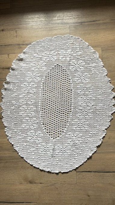 Nappe / Napperon Ovale Vintage Blanc- 84 x 102  cm–  Coton Fait Main Crochet– Ancien - Pièce Unique