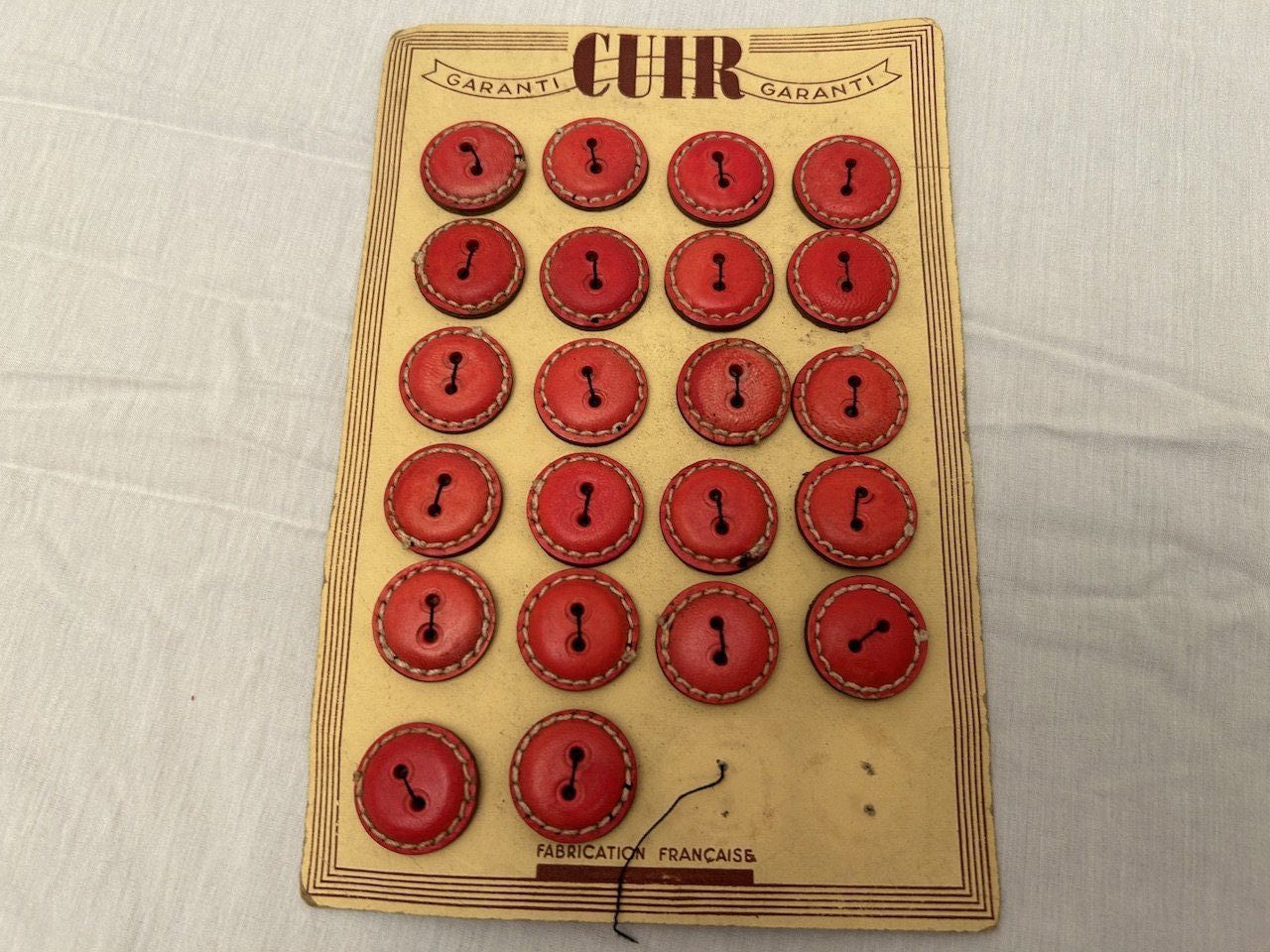 22 Boutons en cuir rouge sur plaque d'origine - GRENIER DES MERVEILLES